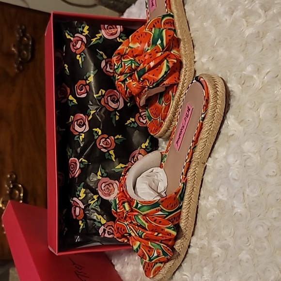 Betsey Johnson "Jazzy" slides size 6.5 in red multi - Picture 6 of 7